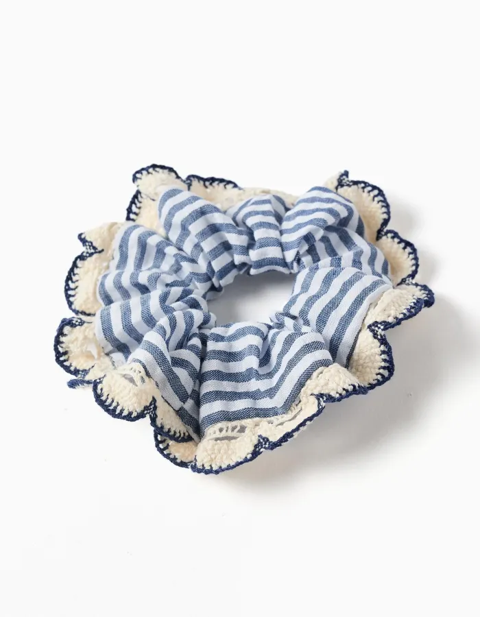 Striped scrunchie with crochet trim for girls, blue/white