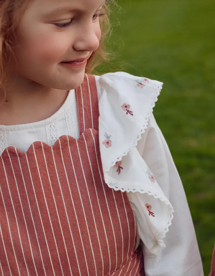 Long sleeve twill blouse with ruffles and flowers for girls, white