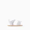 Sandals with open toe and decorative bow for newborn girls, white